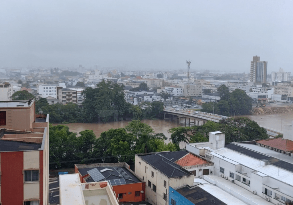 Municípios da região registram alagamentos e nível do Rio Tubarão atinge estado de atenção Municípios da região registram alagamentos e nível do Rio Tubarão atinge estado de atenção