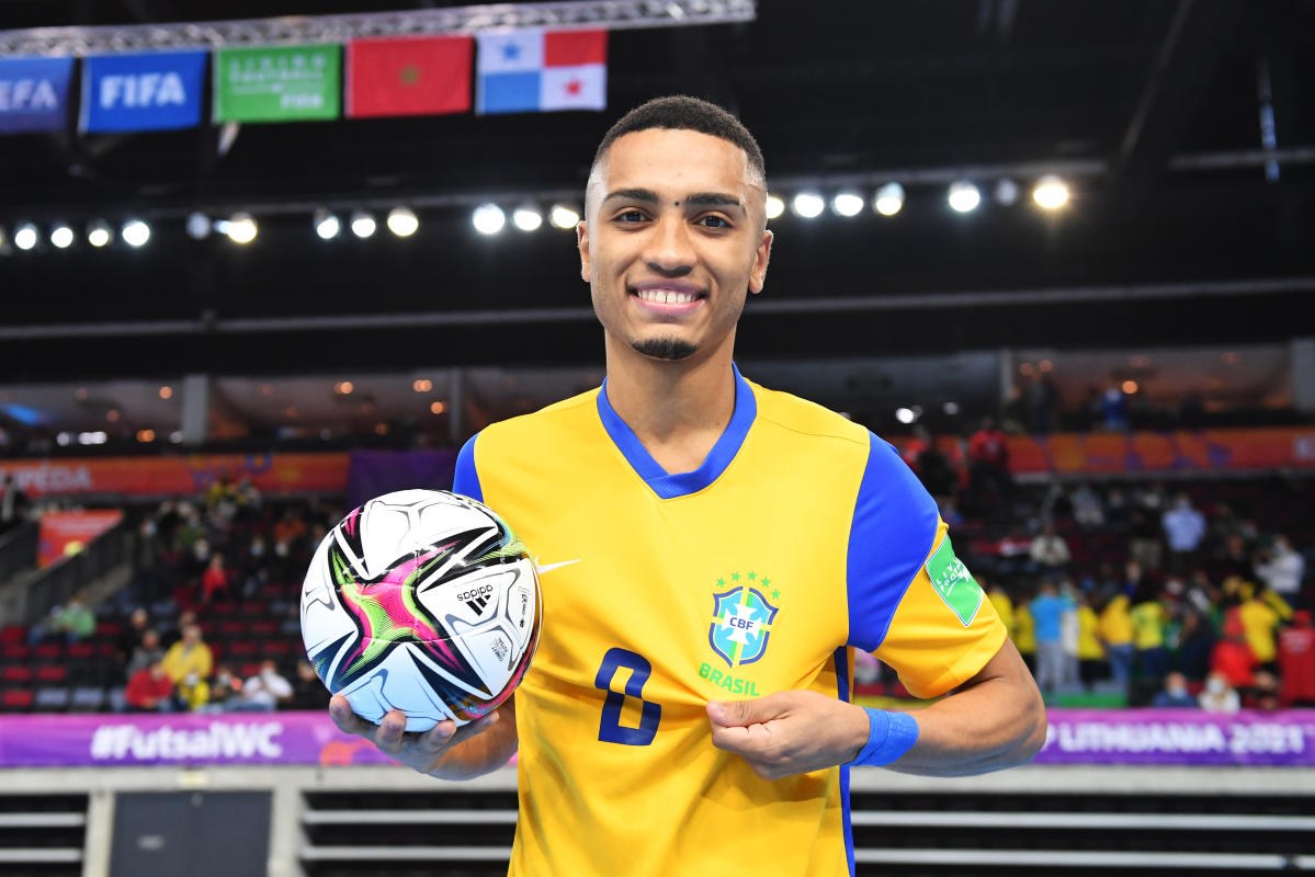 Leozinho, ala do Sorocaba, é eleito melhor jogador jovem de futsal do mundo, futsal