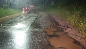A chuva persistente dos últimos dias voltou a evidenciar um problema antigo na rodovia de acesso a Jaguaruna: os inúmeros buracos na pista.