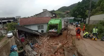 Caminhão de lixo invade residência em Tubarão após falha nos freios Foto: Corpo de Bombeiros
