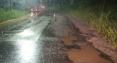 A chuva persistente dos últimos dias voltou a evidenciar um problema antigo na rodovia de acesso a Jaguaruna: os inúmeros buracos na pista.